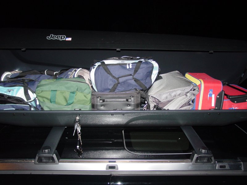Loading the Roof Box on the 2007 Jeep Commander Overland - No Problem!