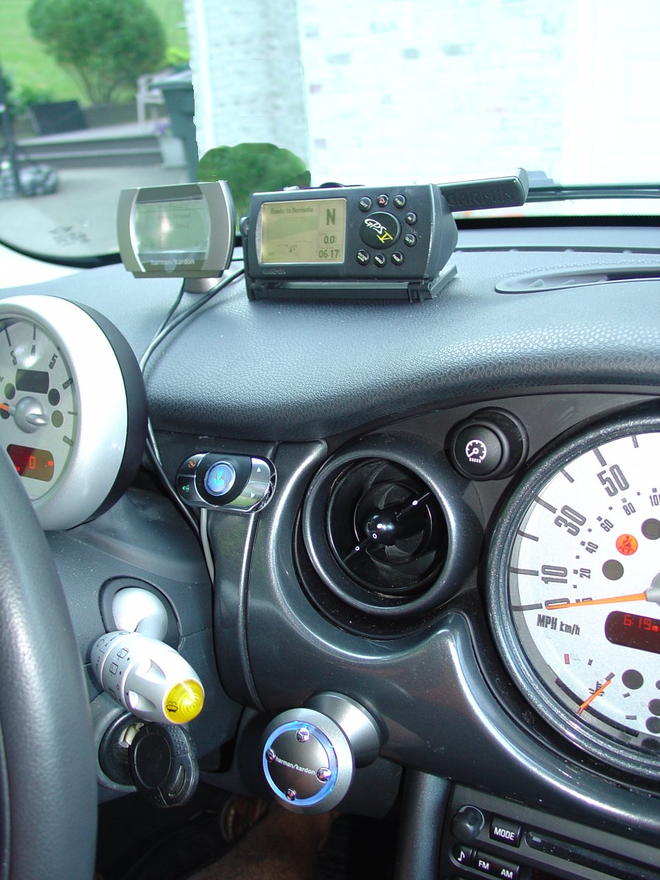 MINI Cooper - iPod Controller, GPS, Hands-Free Bluetooth